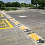 苏州马路上安装橡胶块价格 市政专用减速胶路拱厂家直销