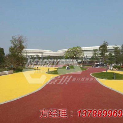 上海飞机场彩色景观透水混泥土路面的施工案例