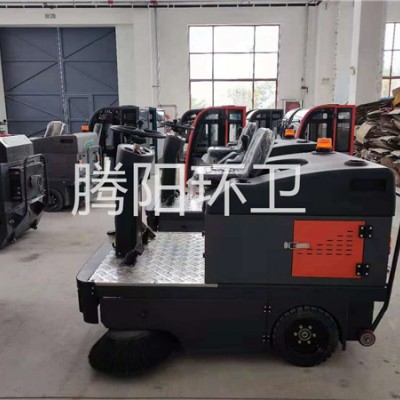 小型多功能扫路车一款因地制宜的清洁设备