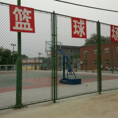 山东足球场勾花护栏体育场围网篮球场围网厂家直销