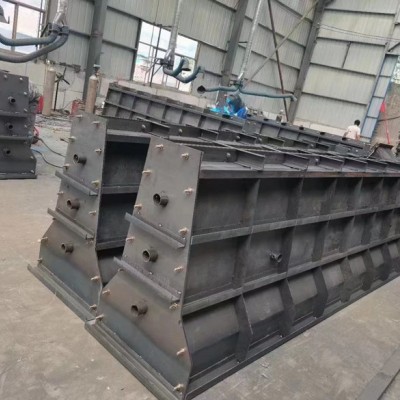 甘肃隔离墩钢模具公路隔离墩钢模具钣金加工生产中