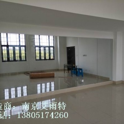 东郊小镇健身房镜子