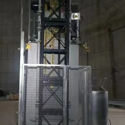 井道式施工升降机人货两用变频施工升降机适配电厂烟囱维修