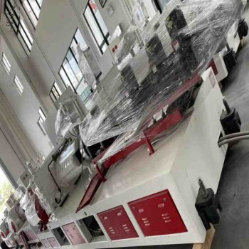 PET地板机械设备制造工艺技术