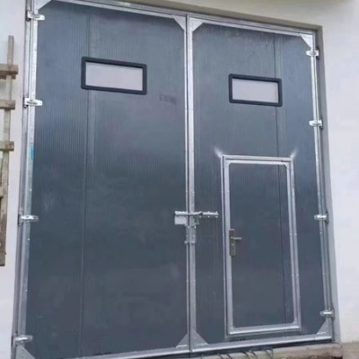 带亮窗提升工业门，带小门工业提升门河北生产安装厂家